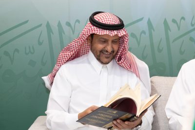 سمو الأمير الدكتور بندر بن سلمان يزور جناح رئاسة الشؤون الدينية في معرض الرياض الدولي للكتاب