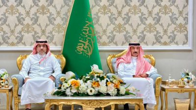 في مجلس الأمير عبدالعزيز بن محمد”قبس” تُكرّم الأئمة والمعلمين والحافظين المتميزين