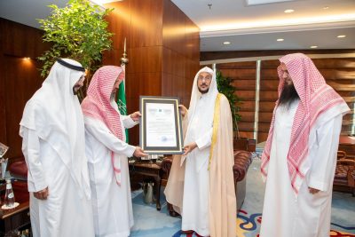 وزير الشؤون الإسلامية يتسلّم وسام خدمة القرآن الكريم لعام 2025م من جمهورية قرغيزستان تقديراً لجهوده في دعم كتاب الله وخدمة أهله