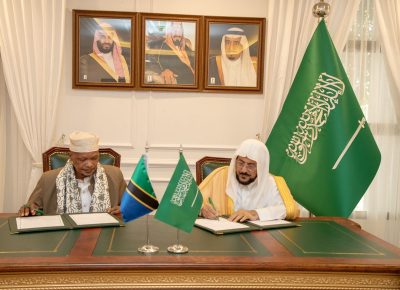 وزير الشؤون الإسلامية ومفتي جمهورية تنزانيا يوقعان مذكرة تفاهم في مجالات الشؤون الإسلامية