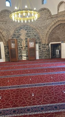 فرش ثلاثة مساجد تاريخية غرب المسجد النبوي بالسجاد الفاخر 