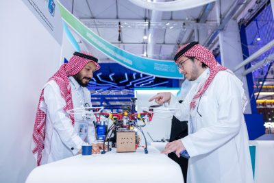 انطلاق مشاركة مركز الأمير سلطان للدراسات والبحوث الدفاعية في معرض الدفاع العالمي الثالث