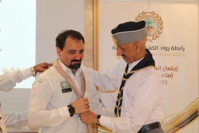 أمين عام رابطة رواد الكشافة السعودية يقلد طبل بالشارة الخشبية