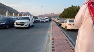 اختناق مروري وتكدس للمركبات في طريق مقبرة شهداء الحرم بسبب تصميم الرصيف الجديد