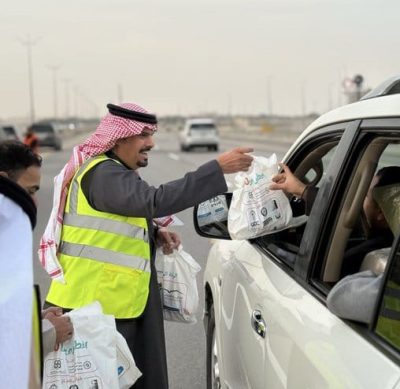 بالصور.. رئيس مدينة العيون يشارك في مبادرة “أفطر معنا 10”