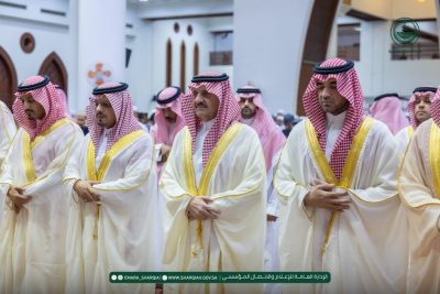 أمير الشرقية يؤدي صلاة عيد الفطر مع جموع المصلين في الدمام