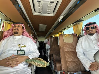 محافظ بيشة يشارك أعضاء المبادرات رحلة معسكر ⁧أجاويد 4‬⁩ في أبها ويجسّد روح الفريق الواحد