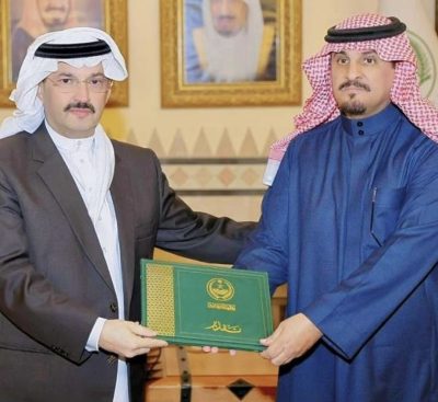 أمير منظقة ⁧‫عسير‬⁩ يكرّم محافظ بيشة والقائمين على مطار بيشة