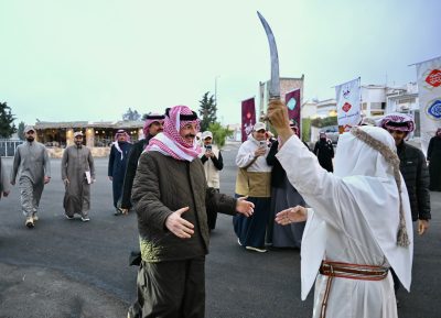 أمير عسير بين الأجاويد في الميدان، حيث تُبارك العزائم.