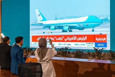 الإعلاميون يوثقون لحظة تاريخية: استقبال ولي العهد للرئيس الأمريكي في الرياض