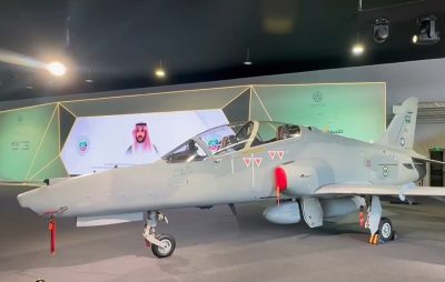 “طموحنا عنان السماء”.. مشاهد من طائرة “هوك تي 165” المصنوعة بالكامل بأيادٍ سعودية
