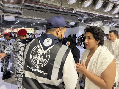 جوالة جامعة بيشة تشارك في خدمة المعتمرين في الحرم المكي