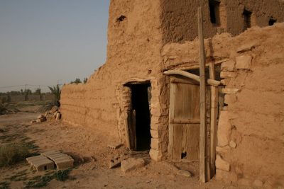 خمسة شباب يعيدون الحياة لبيت طيني قديم ويحوّلونه إلى مركز تطوعي يخدم