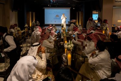 7 فرق أحسائية يحتفلون بمسرحية طوق في مقر الجمعية بعد تمثيلهم المشرف الاول للمسرح السعودي