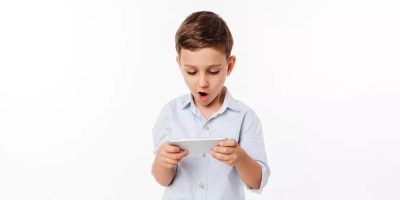 الخضيري .. “لا تتركوا أطفالكم للأجهزة.. تأخر النطق يبدأ من العزلة”