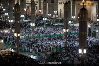 مشاهد مهيبة.. الحرَمان يتأنقان بضيوف الرحمن في ليلة الـ27 من رمضان