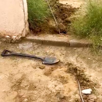 أحد المقيمين يشغل منزله بالكامل من كهرباء مسجد بمنطقة جازان