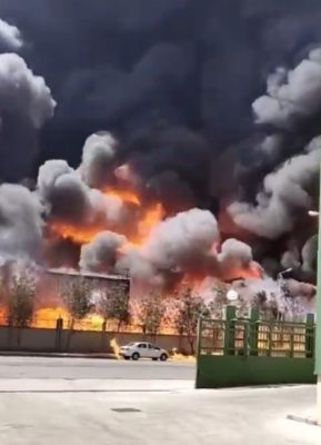 بيان لـ”الدفاع المدني” بشأن حريق في مصنع الأحبار بجدة (فيديو)