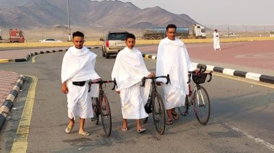 دراجو اليمن يصلون إلى مكة المكرمة لاداء العمرة قاطعين أكثر من 2500كم وشاهد الان وحيدة ضمن المستقبلين