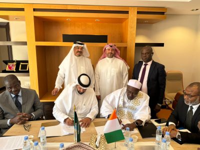 “إفريقيا غير العربية” توقع عقد خدمة حجاج كوت دي فوار