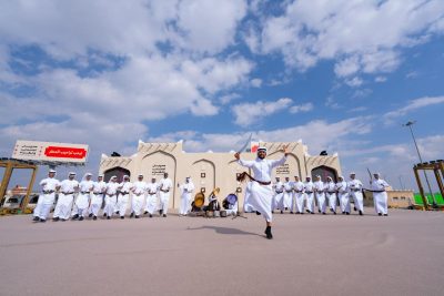 عروض الفنون التراثية تخطف أنظار زوار “مهرجان الكُتّاب والقُراء” بعسير