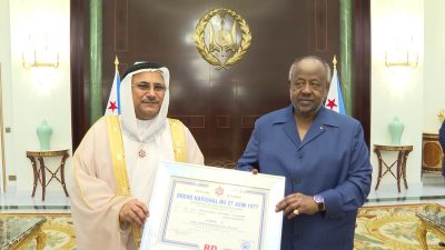 *رئيس جمهورية جيبوتي يقلد رئيس البرلمان العربي “وسام السابع والعشرين من يونيو” 