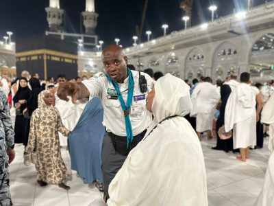 في صيد الكاميرا ..  “وتره” يؤدي مهامه البطولية في البيت العتيق بتفاني كبير