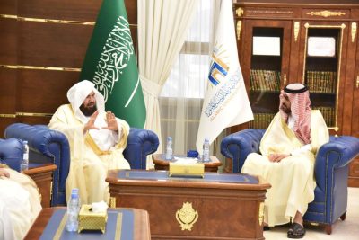 معالي رئيس الشؤون الدينية بالمسجد الحرام والمسجد النبوي مهنئاً  سعادة رئيس ⁧الجامعة الإسلامية⁩ بموافقة المقام السامي على رئاسته للجامعة .