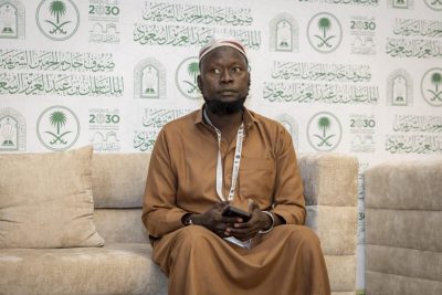 نائب إمام جامع الرئيس الجامبي الشيخ أيوب ساني : صدى استضافة الملك سلمان لأداء الحج ملأ “القصر الجمهوري الجامبي”