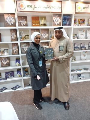 محرر الصحيفة زار جناح وزارة الإعلام الكويتية وأهداهم نسخة من ” الجولة “