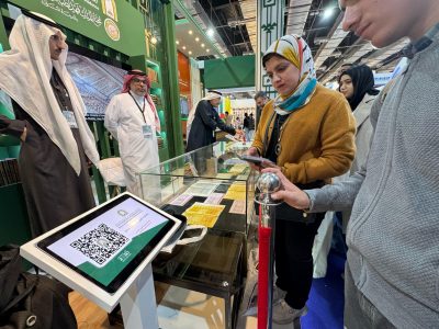 ركن ” الشؤون الإسلامية ” يستعرض لزواره تطبيق الحج والعمرة الافتراضي متعدد اللغات