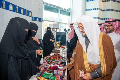 وزير الشؤون الإسلامية يشيد بدور المرأة السعودية في الحرف اليدوية خلال الفعالية الشتوية التي نظمتها الوزارة