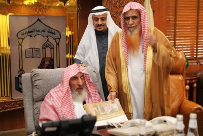 ‏سماحة المفتي يتسلم تقرير مبادرة اللحمة الوطنية دينٌ ومسؤولية من فرع الإفتاء بجازان