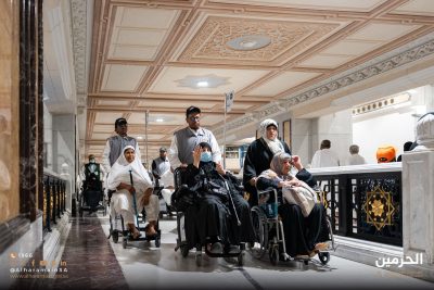 عربات كهربائية وأخرى يدوية مطورة في المسجد الحرام لتسهيل تنقل المعتمرين خلال رمضان