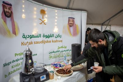 “الشؤون الإسلامية” تقيم مأدبة إفطار للصائمين في مسجد الملك فهد في البوسنة والهرسك