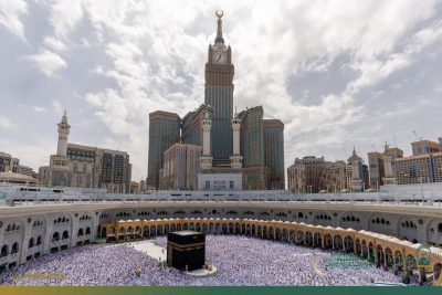 صلاة الجمعة في الحرمين.. برامج إثرائية وأجواءٌ تعبُّدية روحانية