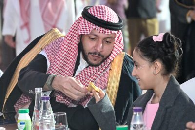 محافظ الطائف يشارك في الإفطار الجماعي لمنسوبي الأمانة والأيتام وذوي الإعاقة ورجال النظافة