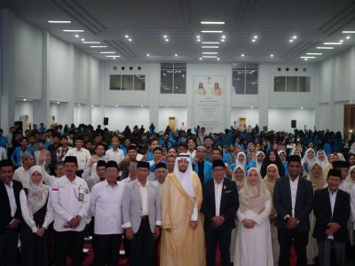 33 ألف صائم على مائدة خادم الحرمين الشريفين في ثلاث مدن اندونيسية تترجم حجم الجهود التي تبذلها وزارة الشؤون الإسلامية في تحقيق رؤية البرنامج 