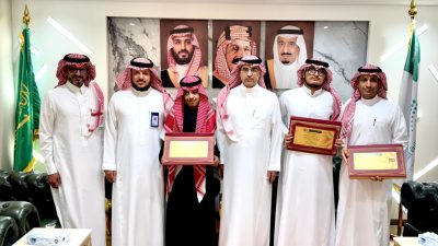 مدير تعليم الطائف يكرم طالبان من ذوي الإعاقة حققو مراكز متقدمة على مستوى المملكة