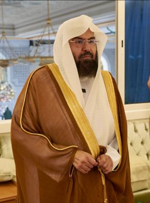 أئمة الحرمين يقصرون خطبة وصلاة الجمعة