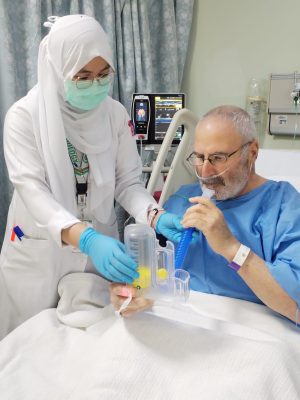 تدخل جراحي عاجل ينقذ حياة حاج إيراني من جلطة قلبية حادة بمكة