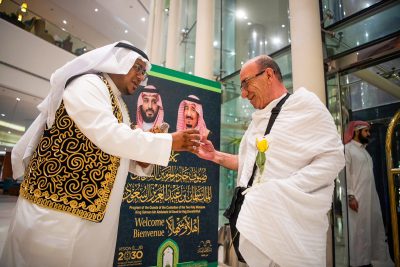 “وزارة الشؤون الإسلامية” تستقبل أولى طلائع ضيوف برنامج خادم الحرمين الشريفين للحج والعمرة والزيارة القادمين لمكة المكرمة وسط خدمات نوعية ومتكاملة