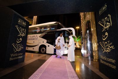 اكتمال وصول الدفعة الثانية من ضيوف برنامج خادم الحرمين الشريفين بإجمالي 1053 حاجًا وحاجة من 76 دولة لمقر إقامتهم بمكة المكرمة