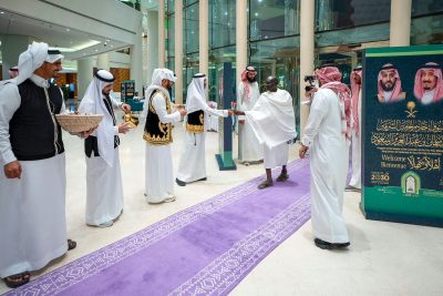 “الشؤون الإسلامية” تعلن استقبال 1300 حاج وحاجة من ضيوف برنامج خادم الحرمين من 100 دولة وصلوا مقر إقامتهم بمكة