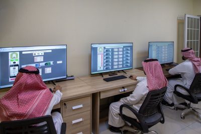 الشؤون الإسلامية تجهز غرفة تحكم مركزية متطورة في نظام تشغيل التكييف والتهوية في مسجدي الخيف ونمرة