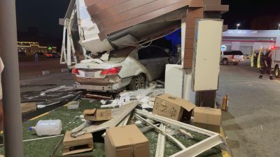 نجاة شابين في حادث اصطدام مركبة بكشك (قهو) قرب محطة على طريق الحرمين (مكة – جدة)