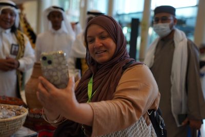 ربيكا الصماء يسلم على يدها ثلاثون شخصا من أمريكا