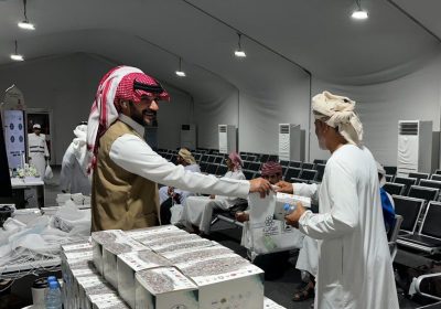 بالورود والهدايا الشؤون الإسلامية تستقبل أكثر من 1750 حاج في منفذ البطحاء
