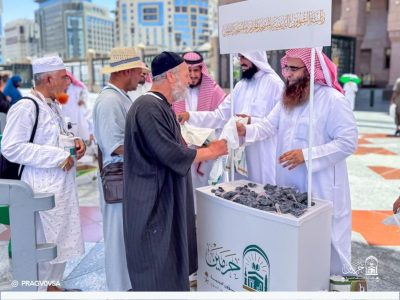 ضمن مبادرة “حفاوة”.. برنامج إثرائي لتقديم الإهداءات الدينية لضيوف الرحمن في المسجد النبوي