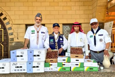 رواد كشافة المجمعة يشاركون في مبادرة لخدمة ضيوف الرحمن القادمين من شمال المملكة